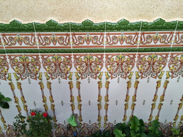 Colocación de los azulejos en la pared en Torrevieja